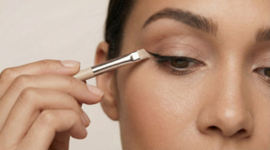 5 in 1 Makeup Brush Set Angled Liner Brush Eyeliner Application Scene